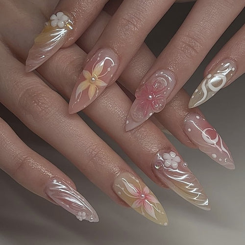 Kunstvolle Nagelverlängerungen mit floralem und eleganten Design Karnz