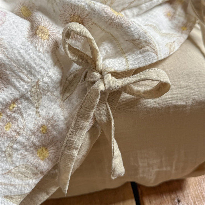 Leichte Baumwoll-Gauze-Bettwäschegarnitur mit Blumenmuster und Bindebändern