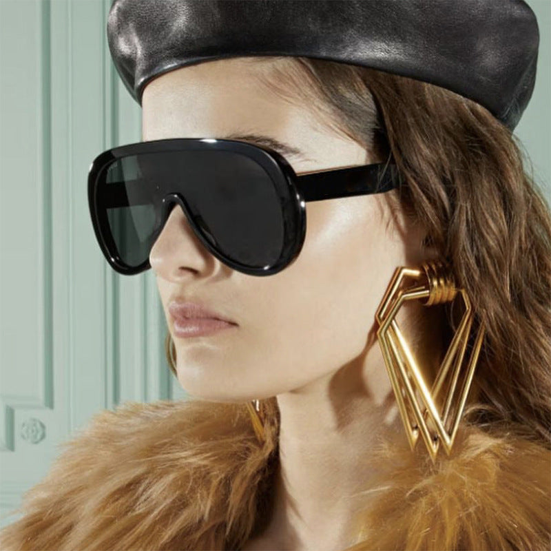 Damen futuristische Sportsonnenbrille mit breiter Sichtscheibe und UV-Schutz Karnz