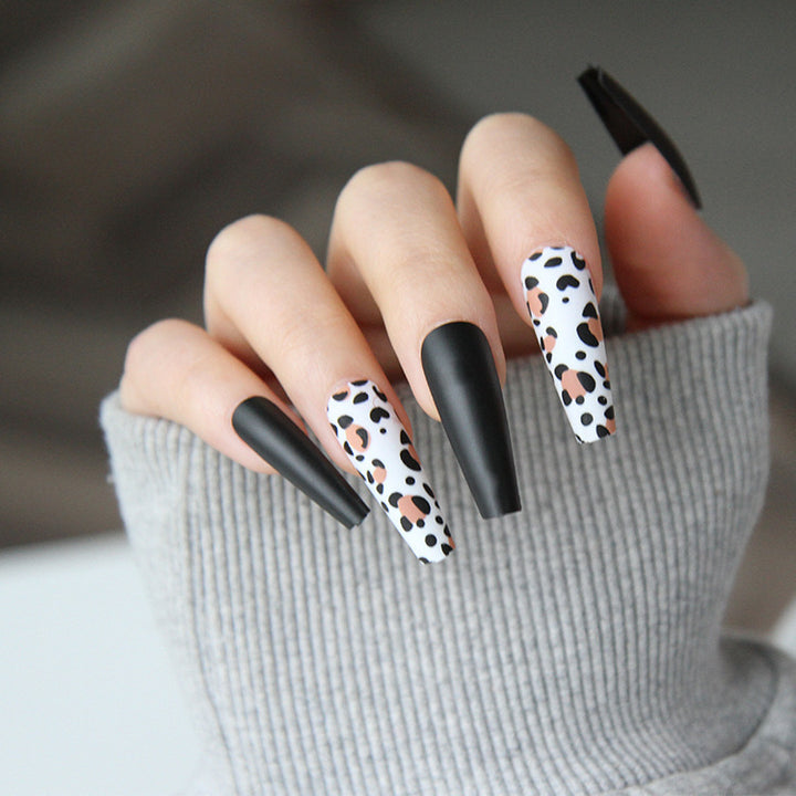 Kunstnagelset mit trendigem Leopardenmuster und elegantem mattem Finish Karnz