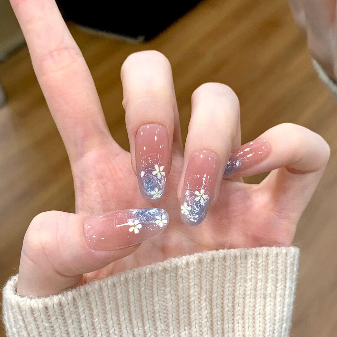 Glamouröse Kunstnägel mit Floralem Design Karnz