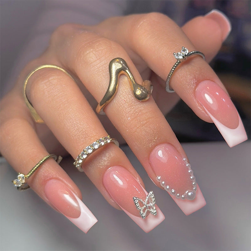 Künstlerisches Press-On Nagelset mit Schmetterlings- und Juwelenakzenten Karnz