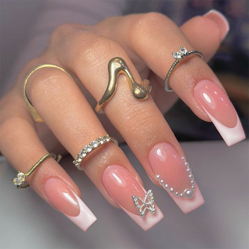 Künstlerisches Press-On Nagelset mit Schmetterlings- und Juwelenakzenten Karnz