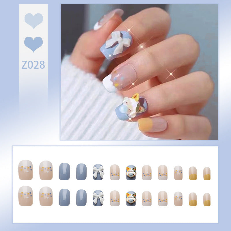 Kunstnagelset mit eleganten Glitzerverzierungen und schimmernden Akzenten Karnz