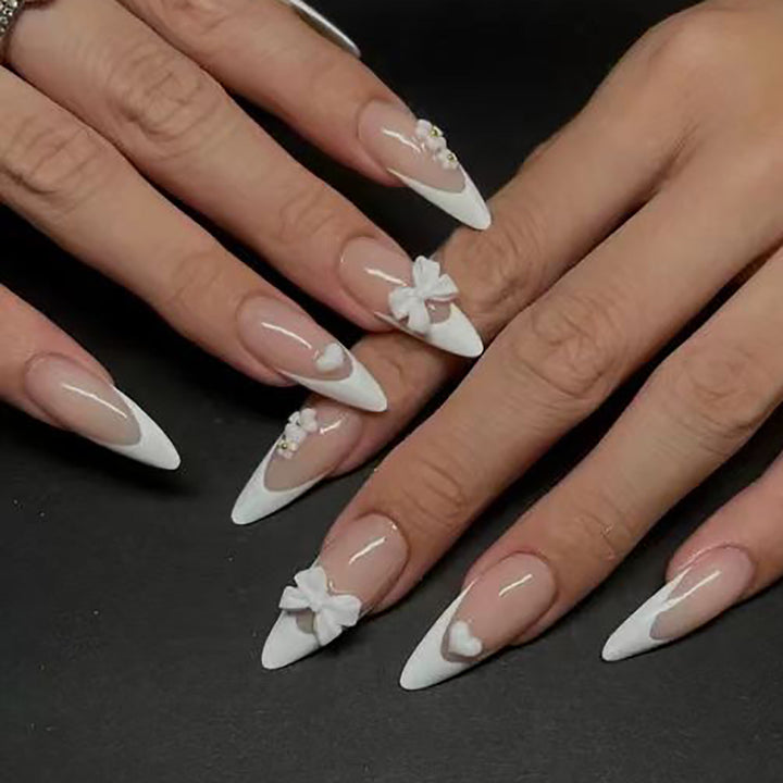 Elegante Stiletto Press-On Nägel mit floralen Akzenten Karnz