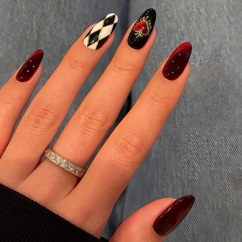 Kunstnagelset mit glamourösen Designs und eleganten Motiven Karnz