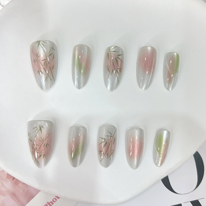 Künstliche Nagelspitzen mit elegantem Design und botanischen Akzenten Karnz