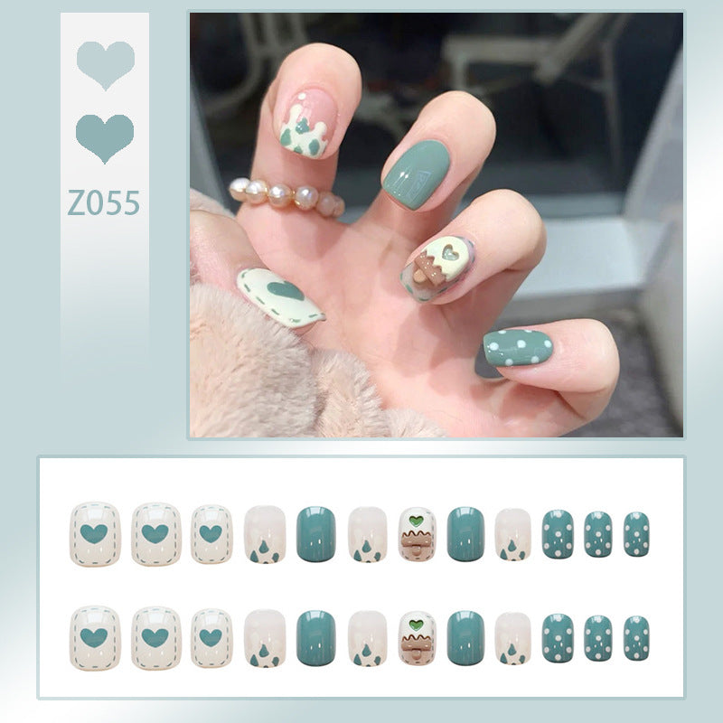 Kunstnagelset mit eleganten Glitzerverzierungen und schimmernden Akzenten Karnz