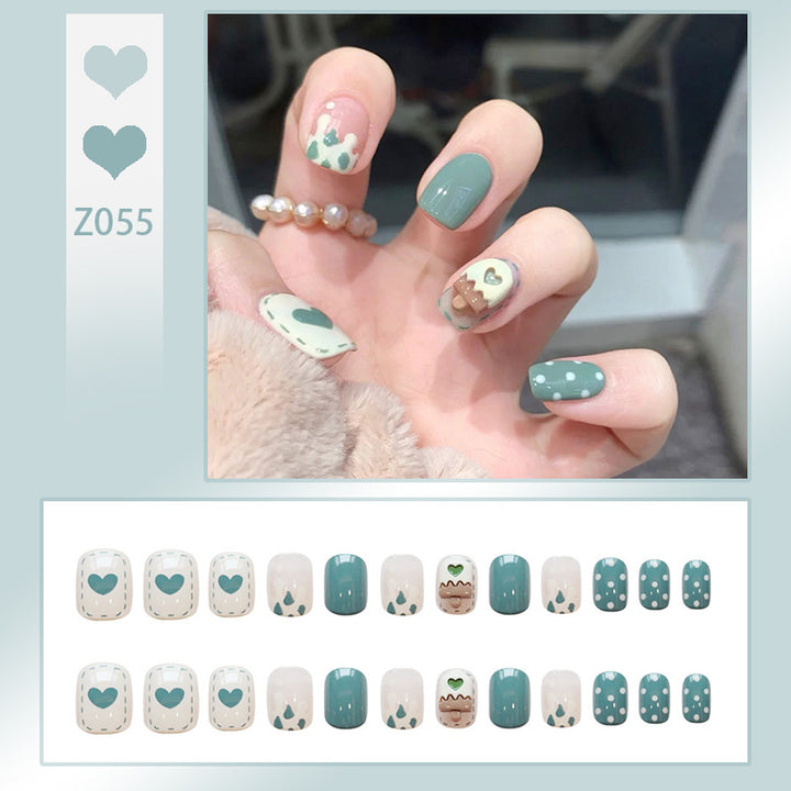 Kunstnagelset mit eleganten Glitzerverzierungen und schimmernden Akzenten Karnz