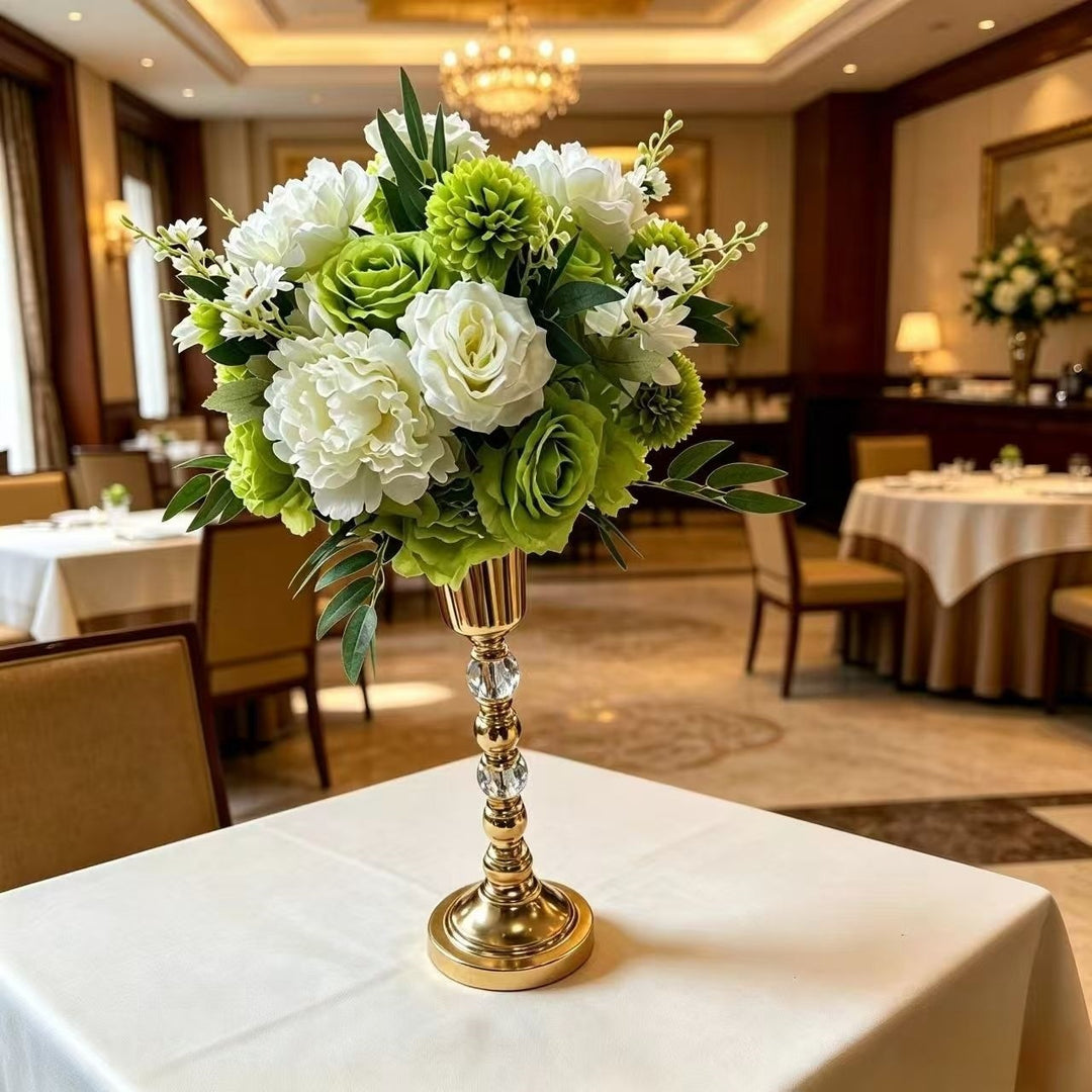 Luxuriöse Blumenanordnung mit dekorativem Ständer