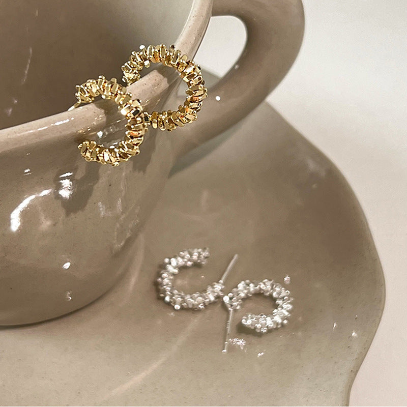 Glitzernde Creolen mit Funkelnden Details Karnz