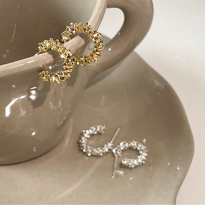 Glitzernde Creolen mit Funkelnden Details Karnz