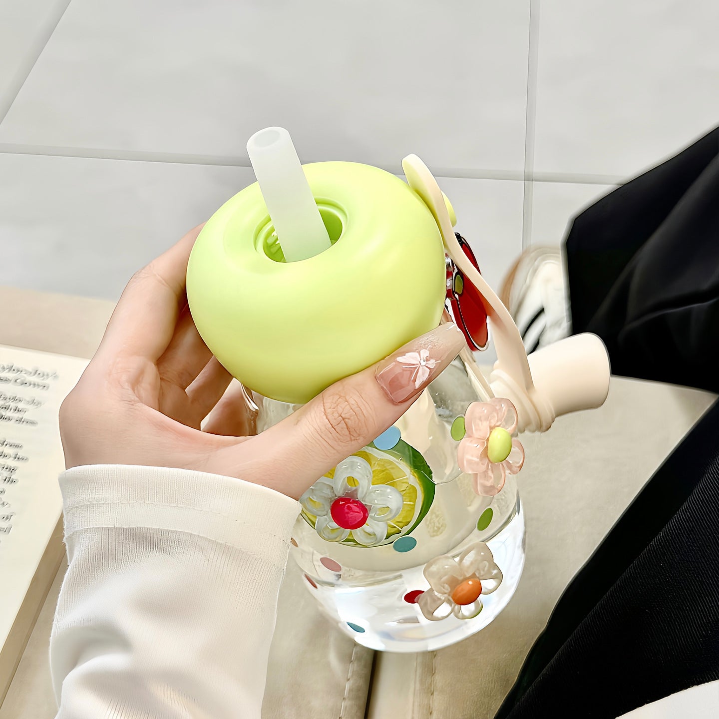 Damen Trinkflasche mit integriertem Fruchtfilter und praktischem Tragegriff Karnz