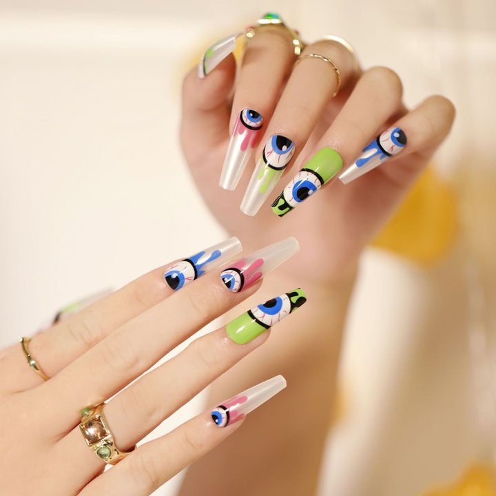 Kunstvolle Nagelkunst mit gruseligen Motiven Karnz