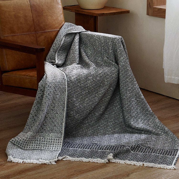 Große kuschelige Wohndecke aus Baumwollmischgewebe mit geometrischem Jacquardmuster und Fransensaum