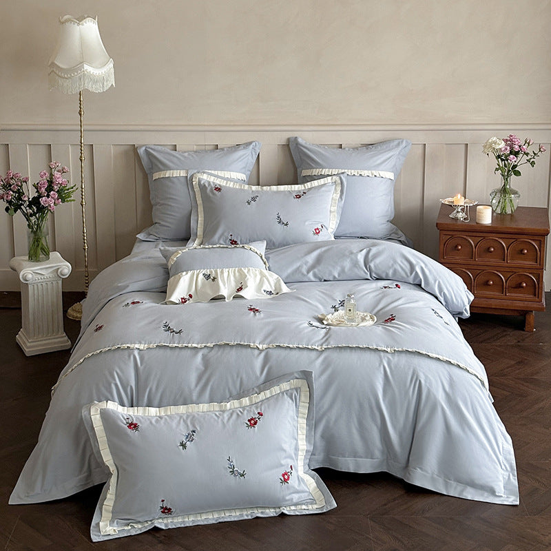 Duvetbezug-Set aus Premium-Baumollsatin mit dezent gesticktem Wildblumenmotiv und Rüschenkante