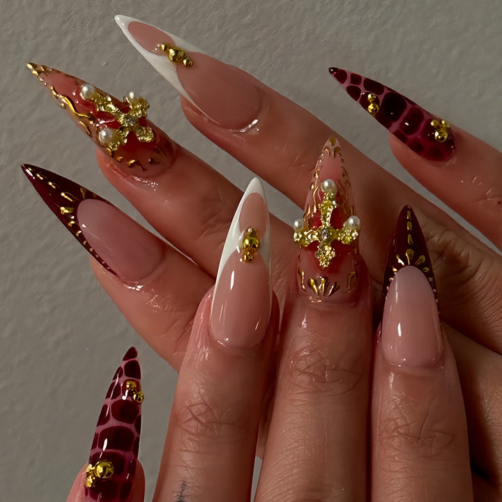 Verschnörkelte Nagelkunst Karnz