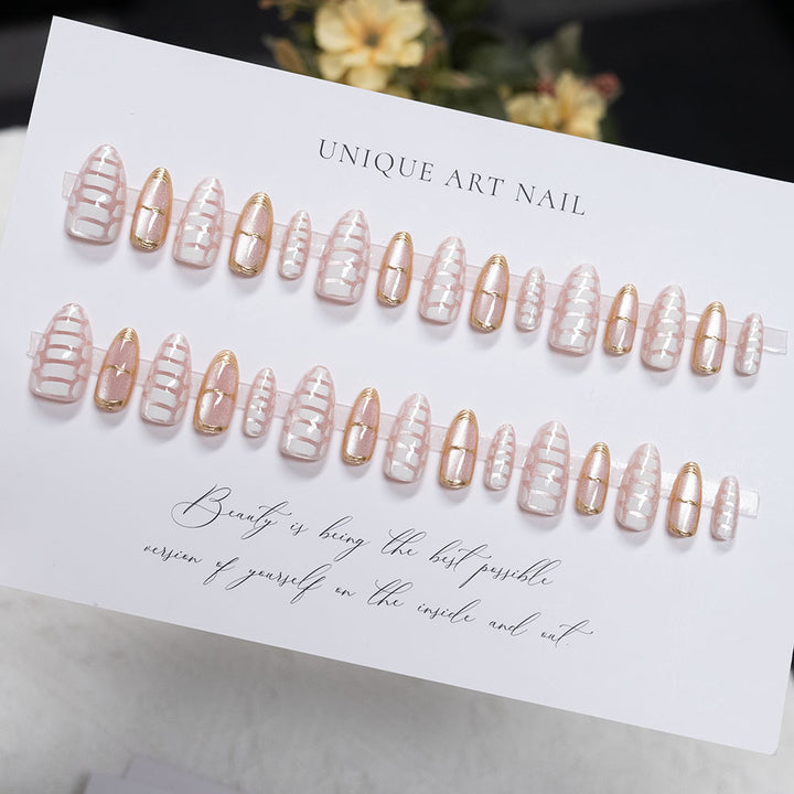 Elegantes Press-On Nagelkunstset mit goldenen Akzenten