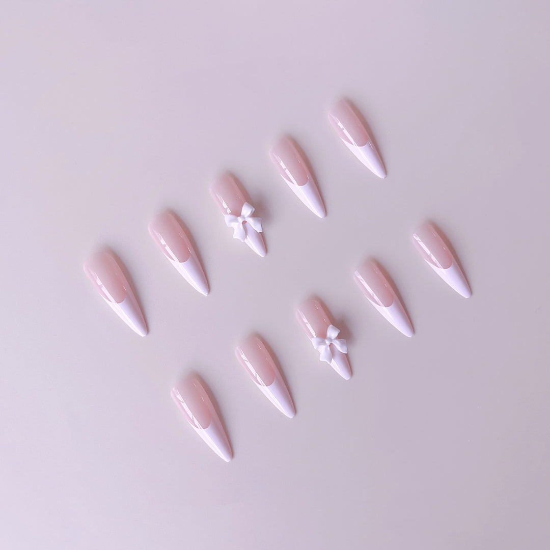 Kunstnagelset mit eleganten Spitzen und 3D-Verzierungen Karnz