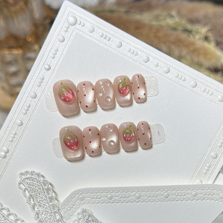 Erdbeer-inspiriertes Press-On Nagelkunst Set Karnz