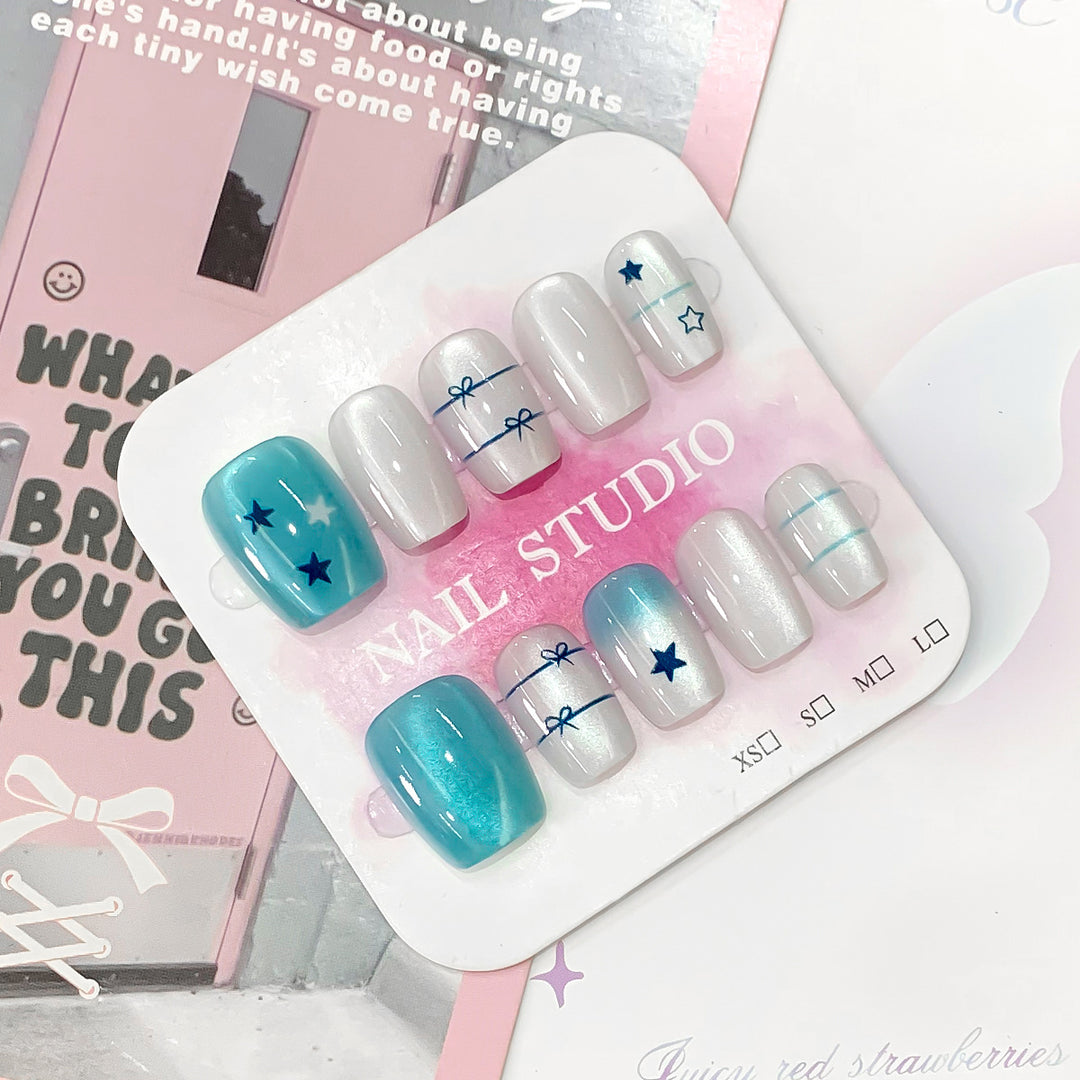 Kunstvolle Acryl-Nägel mit Sternen-Design Karnz