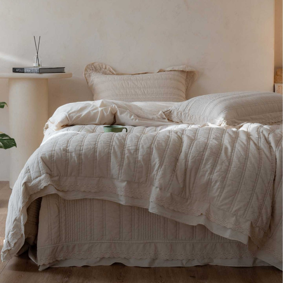 Steppbett-Set mit zarter Spitzenkante, Bettrock und Kissenbezügen