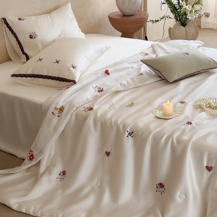 Elegante Satin-Bettwäsche-Garnitur mit feiner Blumenstickerei und Spitzenrand
