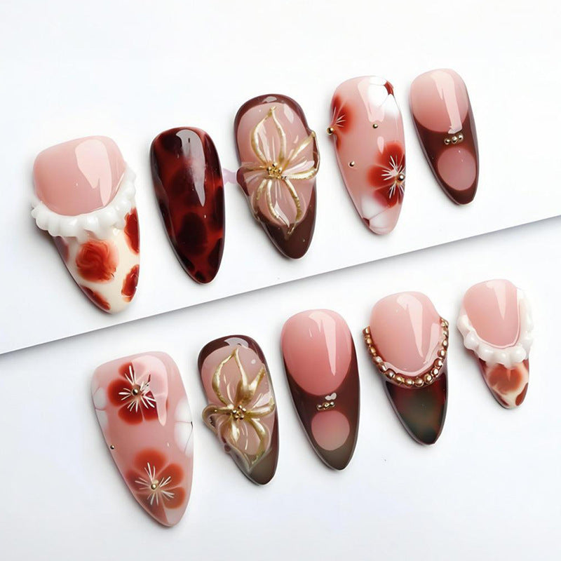 Kunstnagelset mit luxuriösen floralen Designs und Glitzerakzenten Karnz