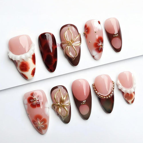 Kunstnagelset mit luxuriösen floralen Designs und Glitzerakzenten Karnz