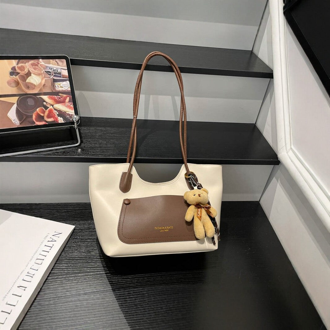 Elegante Tote Handtasche mit Plüsch-Schlüsselanhänger