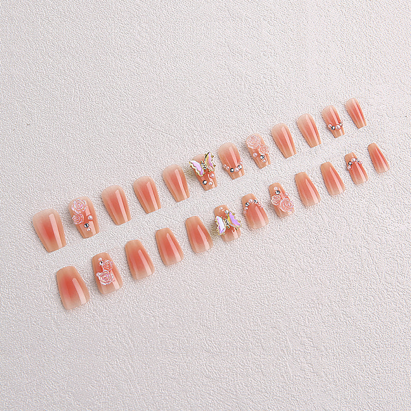 Kunstnagelset mit filigranen 3D-Blüten und strahlenden Glitzerakzenten Karnz