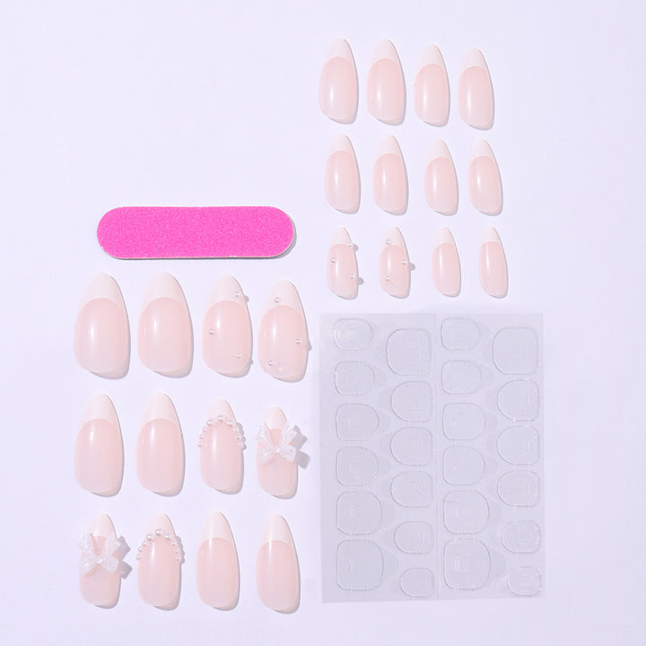 Kunstnagelset mit luxuriösen Verzierungen und funkelnden Details Karnz
