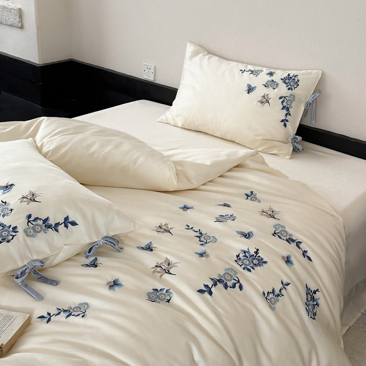 Bestickte Satin-Bettwäsche-Garnitur mit zarten Blumendetails