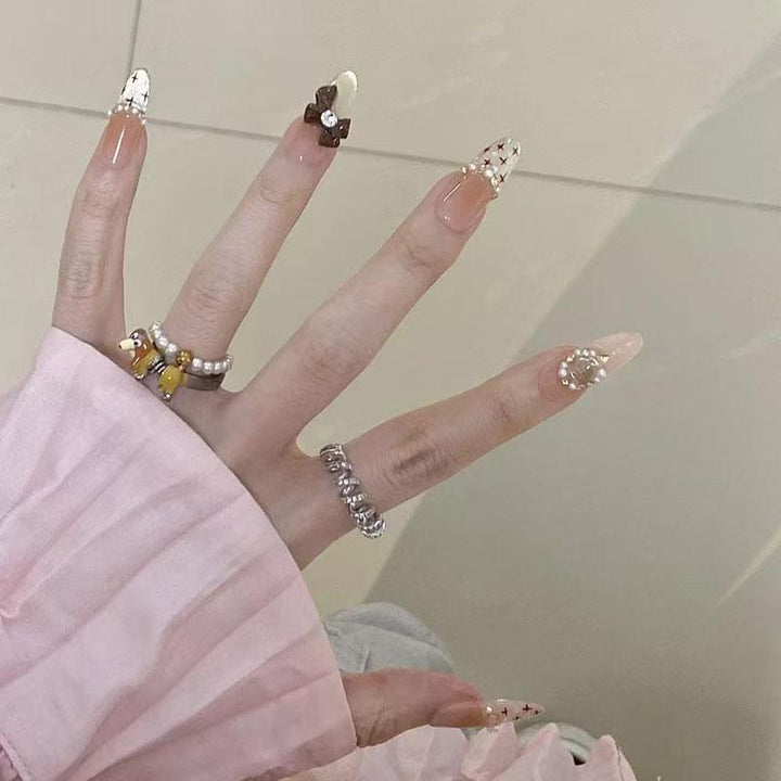 Künstlerisches Stiletto Press-On Nail Set mit floralen Verzierungen Karnz