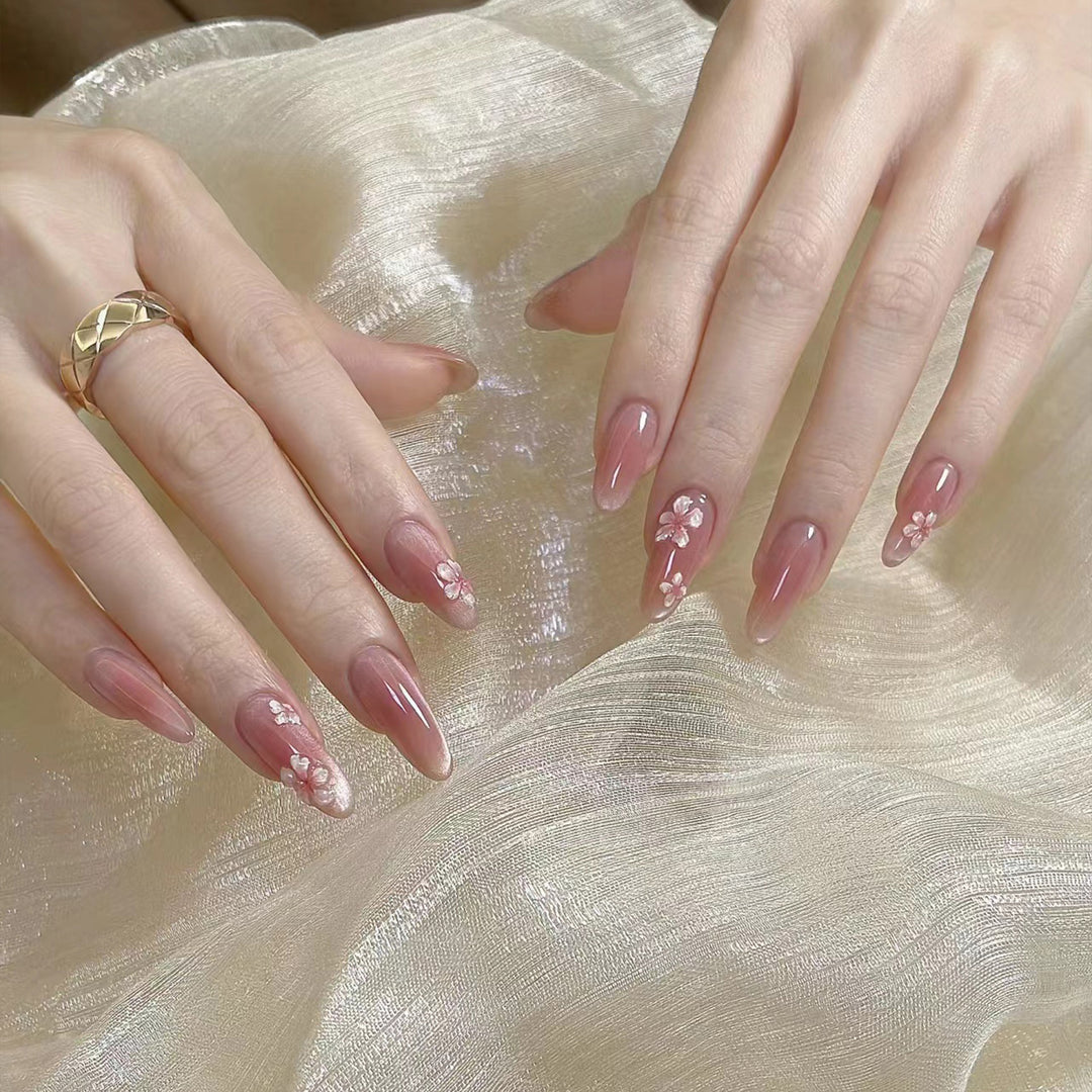 Künstliche Nagelkunst mit floralem Design Karnz