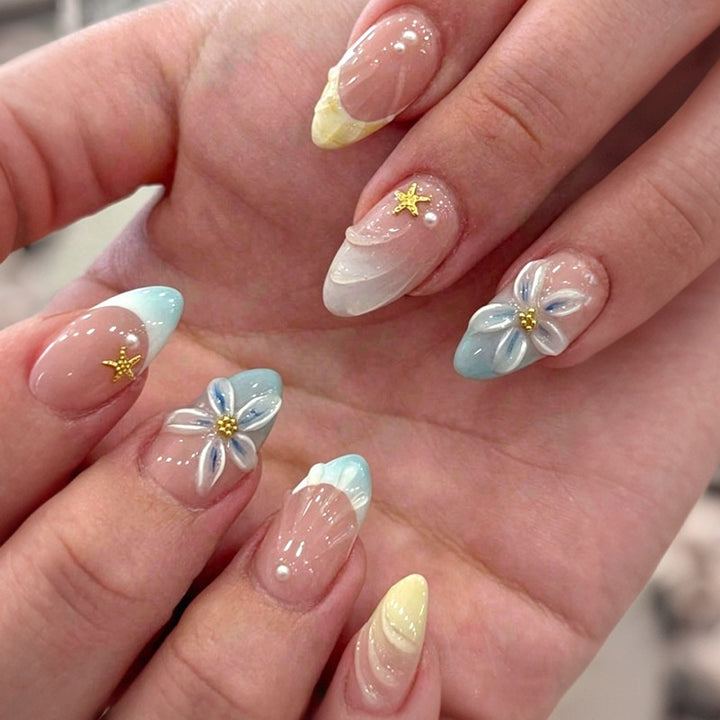 Kunstnagelset mit elegantem Blumendesign und stilvollen Farbverläufen Karnz