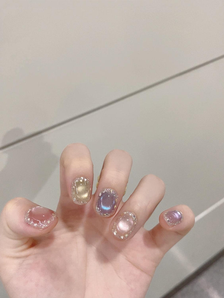 Künstliche Kunstnägel mit Schimmernden Effekten und Eleganten Glitzerakzenten Karnz