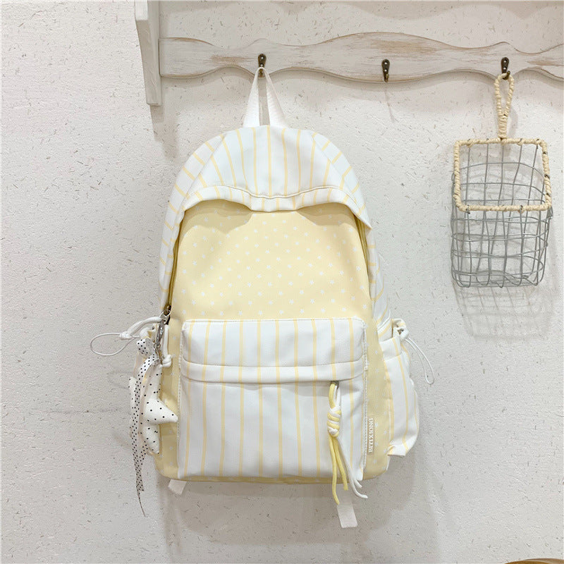 Niedlicher gestreifter Schulrucksack
