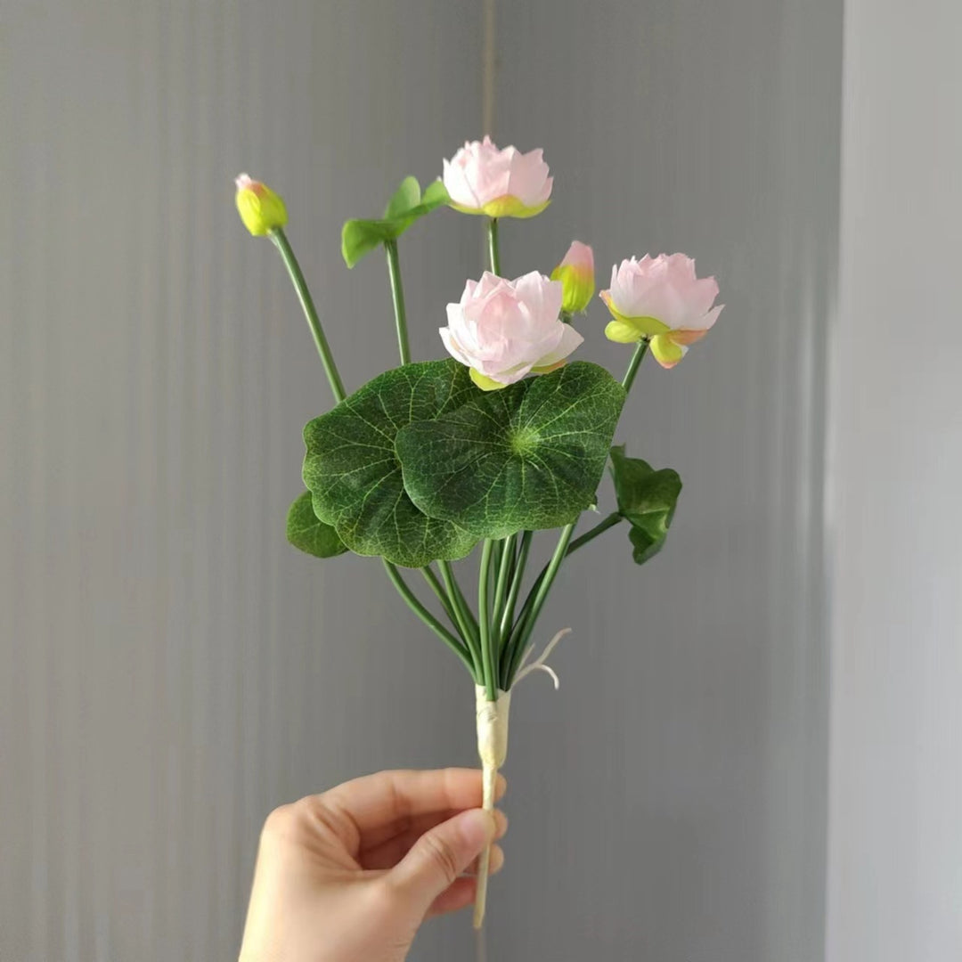 Lebensechte Pink Lotusblumenstrauß