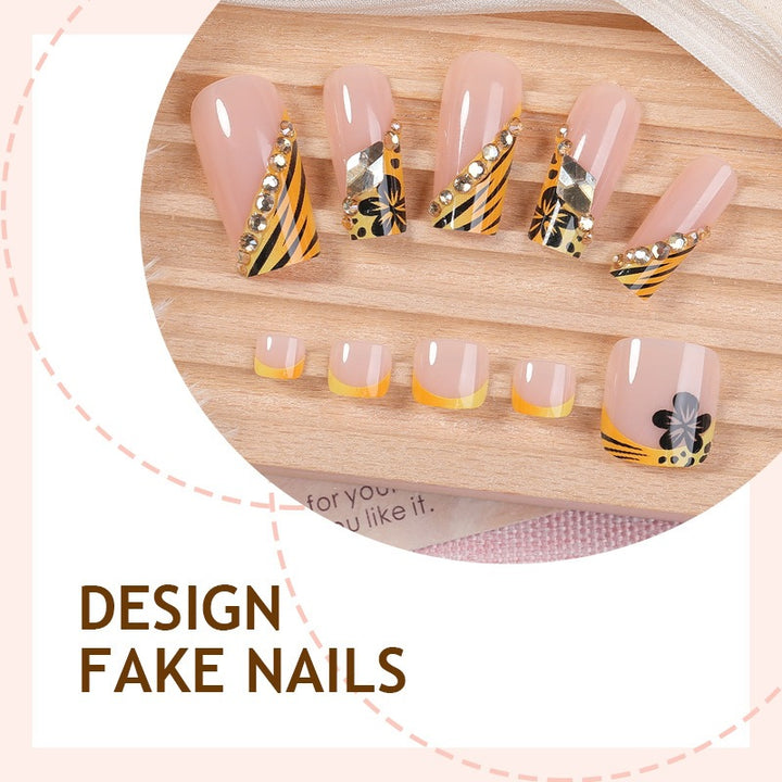 Künstliche Nail Art mit extravaganten Designs und Glitzerelementen Karnz