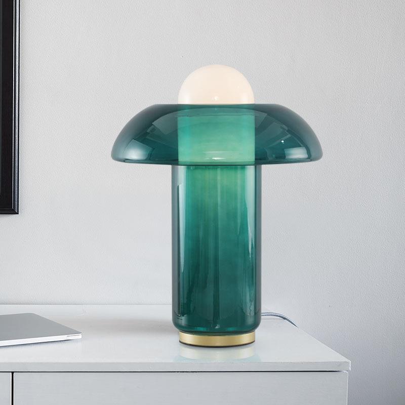 Moderne Tischleuchte mit elegantem Glasschirm