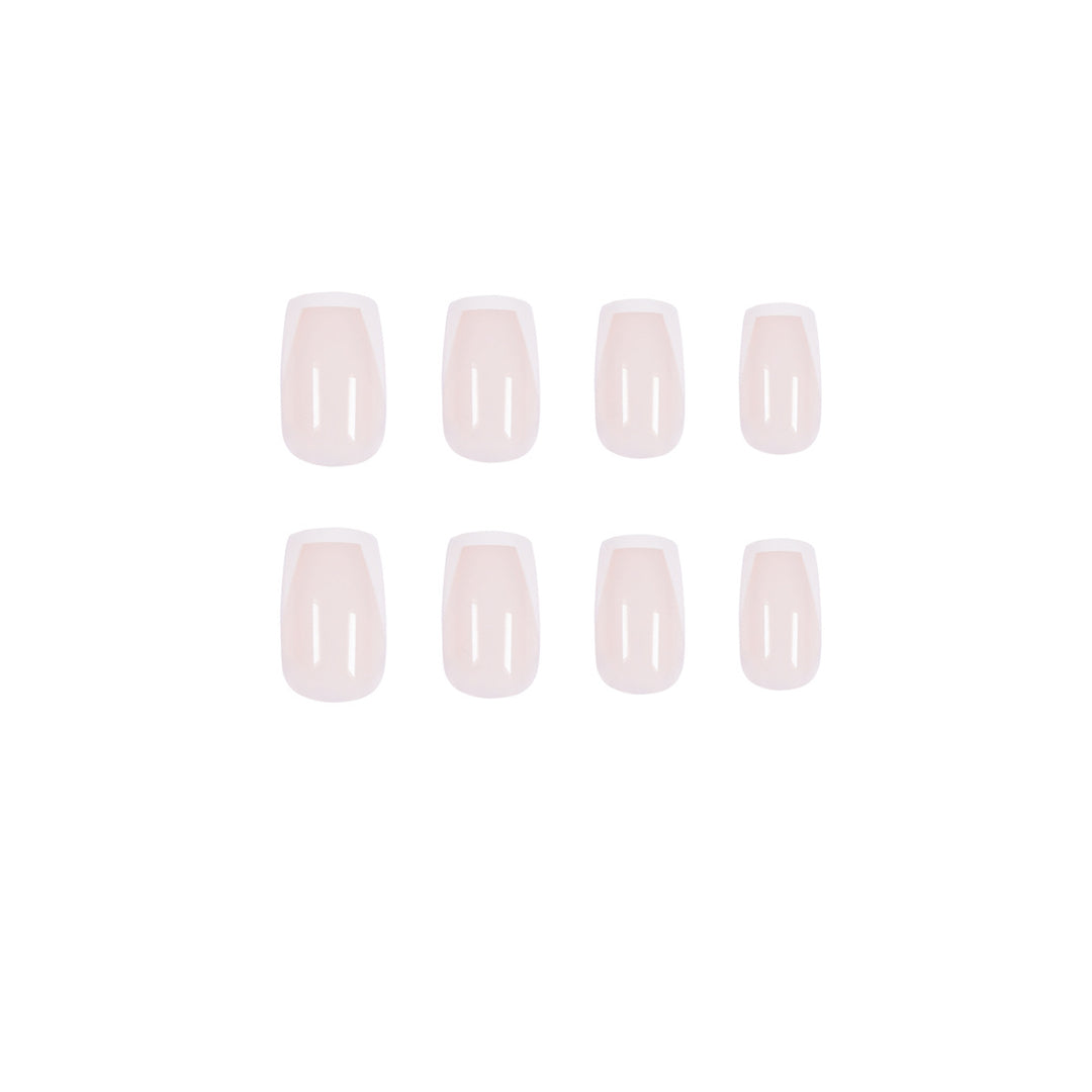 Elegante Nagelverlängerungen mit French-Tip Karnz