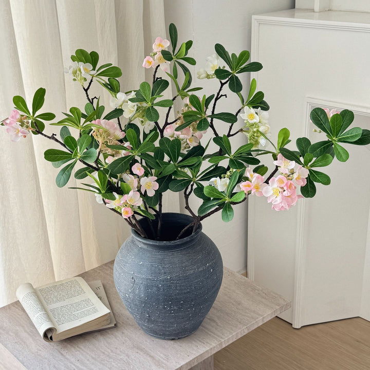 Künstlicher Blütenzweig mit feinen rosa Blüten und lebendigen Blättern Karnz