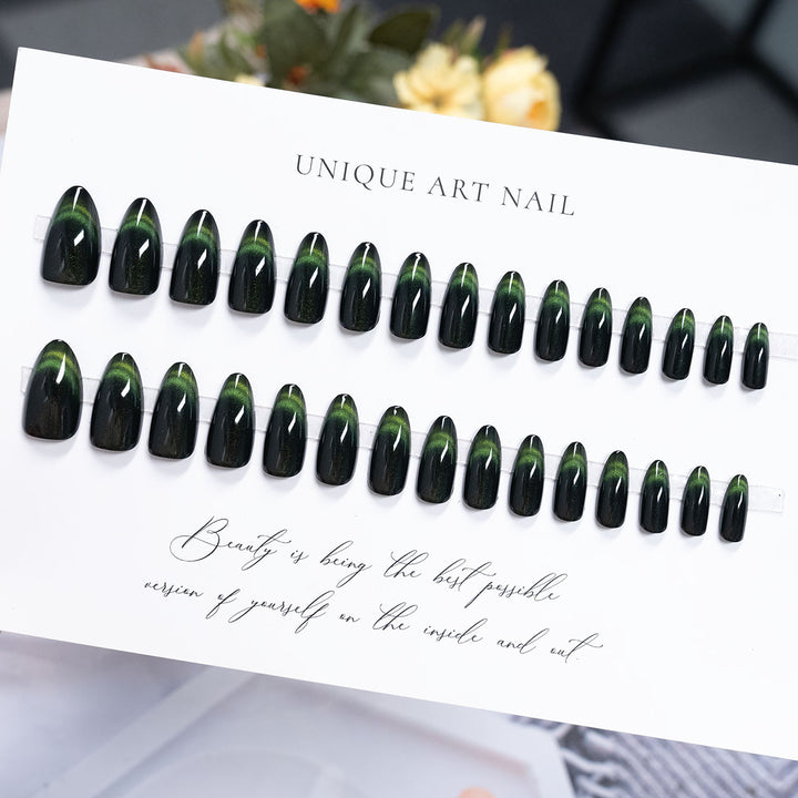 Premium Press-On Nail Set mit einzigartigem Kunstdesign