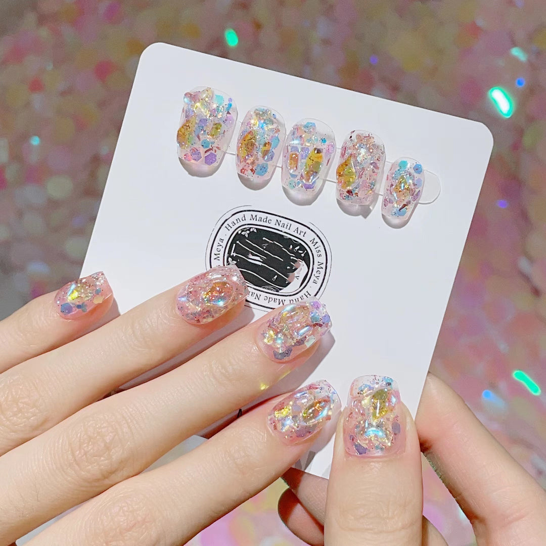 Kunstvolle Nagelspitzen mit Glitzerakzenten Karnz