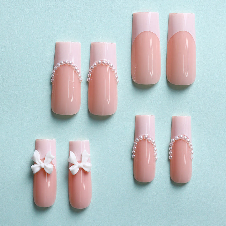Kunstnagelset mit Eleganten Verzierungen Karnz