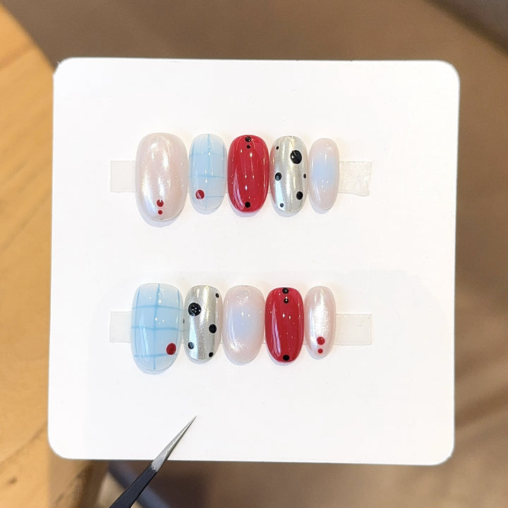Kunstnägel mit Kreativem Geometrischen Design und Modernen Akzenten Karnz