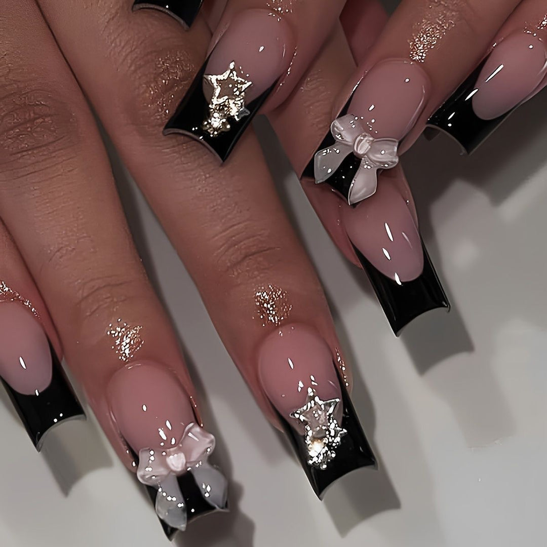 Glamouröses Kunstnagelset mit 3D-Schleifen und Glitzerverzierungen Karnz