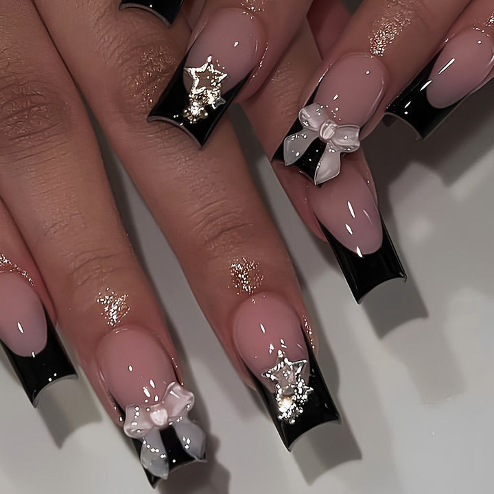 Glamouröses Kunstnagelset mit 3D-Schleifen und Glitzerverzierungen Karnz