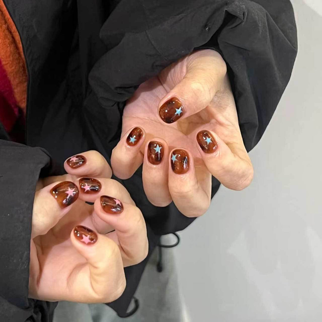 Künstlerisches Sternmotiv Nail Art